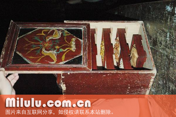 摆碟子的专用茶盒,内盛各种土特产点心