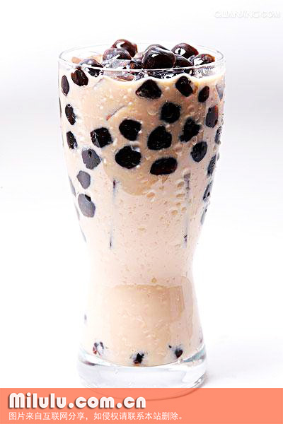 珍珠奶茶或波霸奶茶, 喝了加波巴球, 从混合木薯淀粉、卡拉胶粉末, 摇晃的牛奶红茶